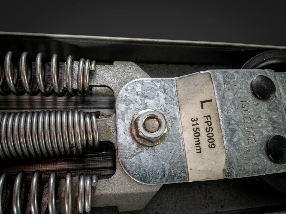 Novoferm horisontell dragfjäder med rullhållare av metall