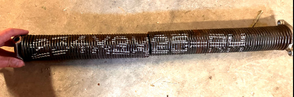 Märkning på en garageportsfjäder